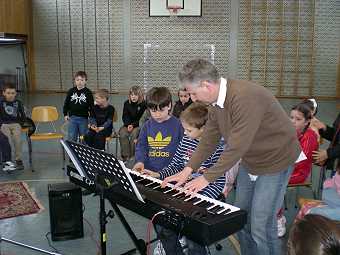 JAZZWORKSHOP IN DER GRUNDSCHULE MASSWEILER, CHRISTOF HERINGER, FOTO FRAU ARN